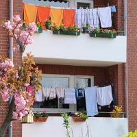 850_2854 Balkons mit Wäscheleinen zum Trocknen in Hamburg Cranz. | Wäsche auf der Leine - große Wäsche trocknen im Freien.